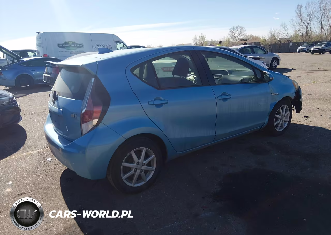 2016 Toyota Prius C Four-One-Persona Series-Three-Two VIN:JTDKDTB3XG1136033 - 4