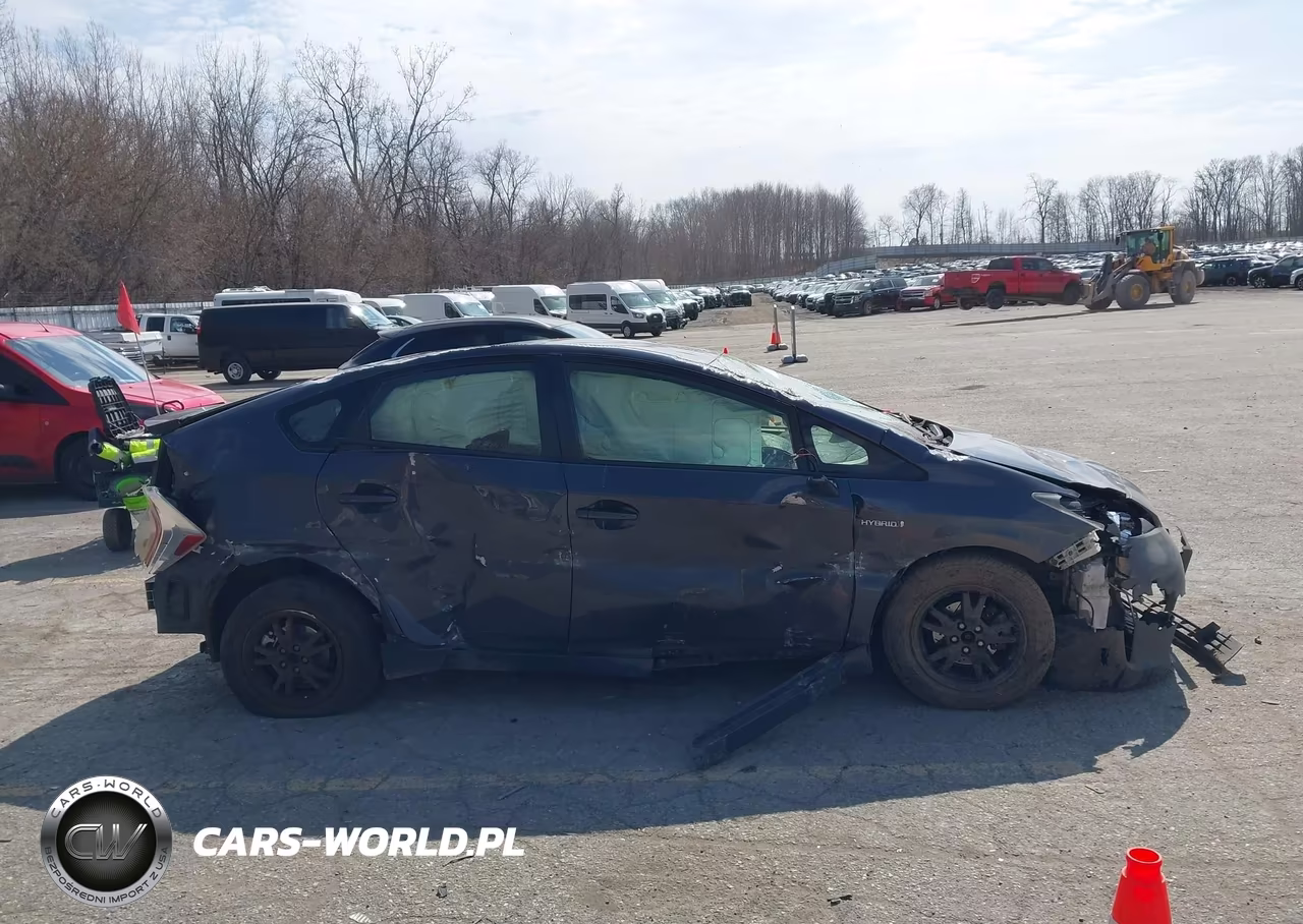 2015 Toyota Prius Two VIN:JTDKN3DUXF1982681 - 13