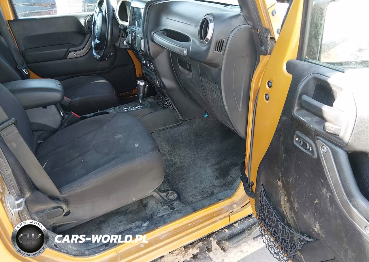 2014 Jeep Wrangler Unlimited Sport VIN:1C4BJWDG6EL318890 - 5