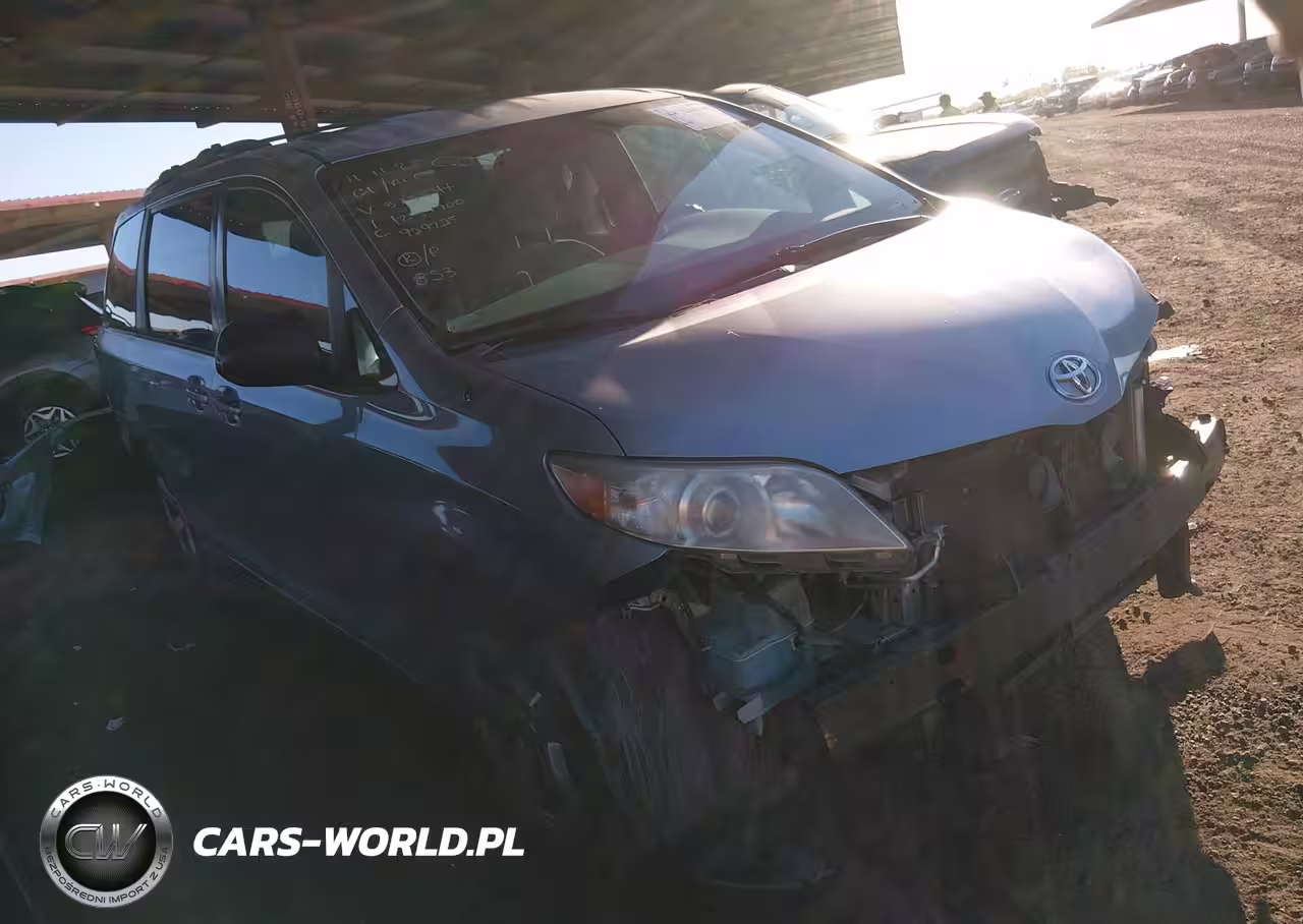 2013 Toyota Sienna Le V6 8 Passenger