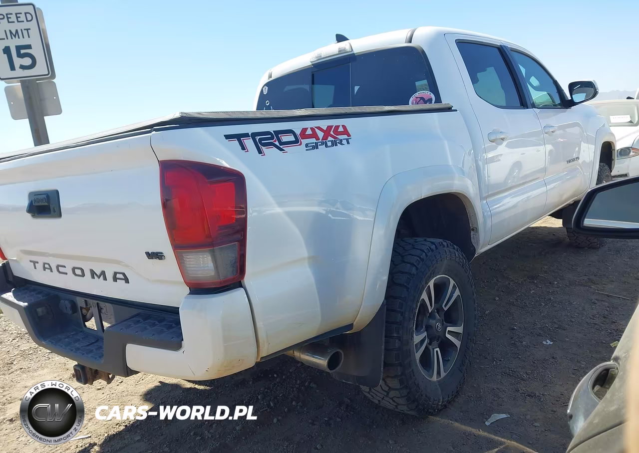 2018 Toyota Tacoma Trd Sport VIN:5TFCZ5AN4JX129667 - 4