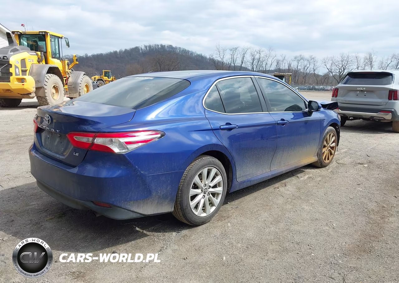 2018 Toyota Camry Le VIN:JTNB11HK6J3016460 - 4