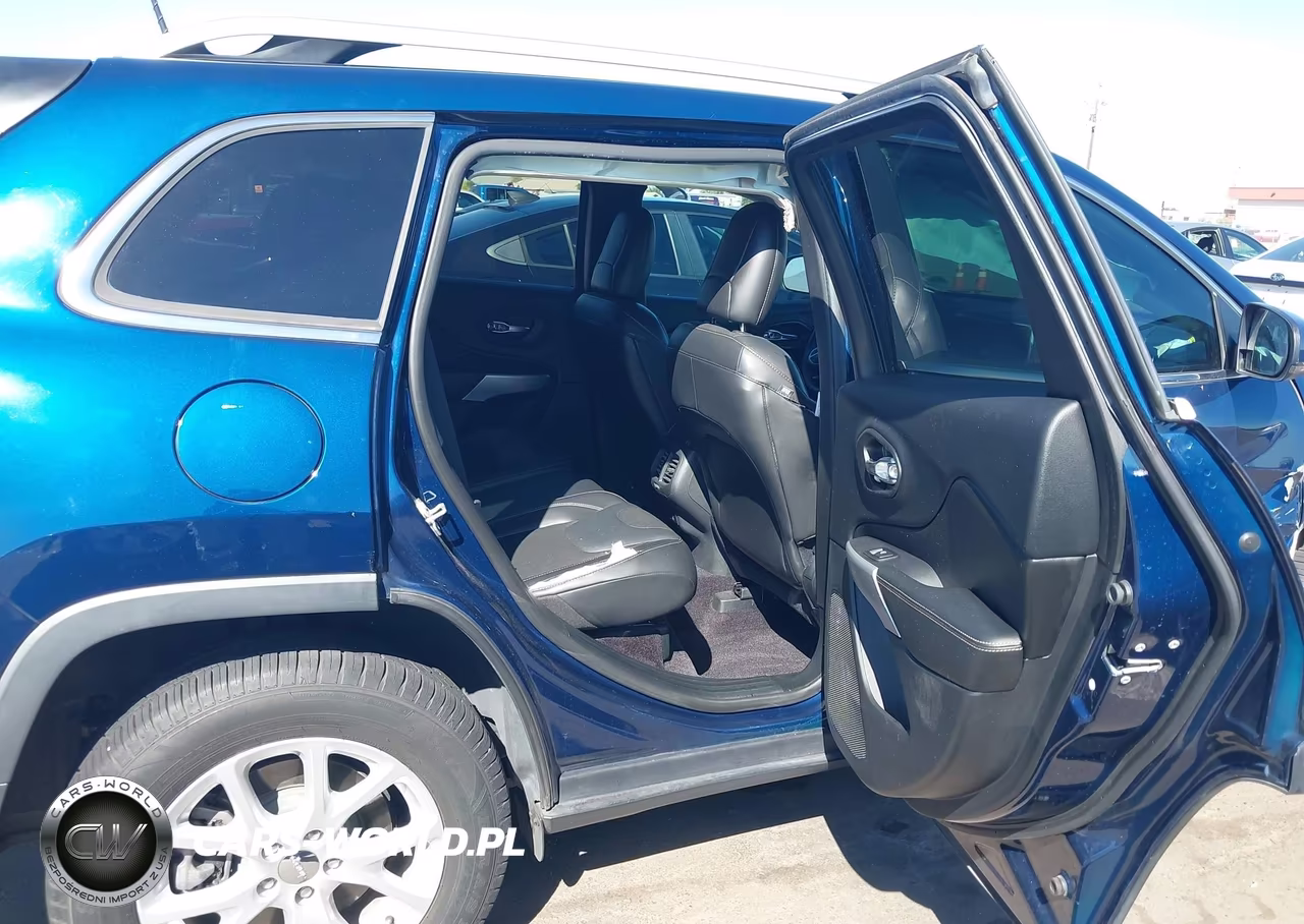2018 Jeep Cherokee Latitude Plus 4X4 VIN:1C4PJMLX0JD548246 - 8