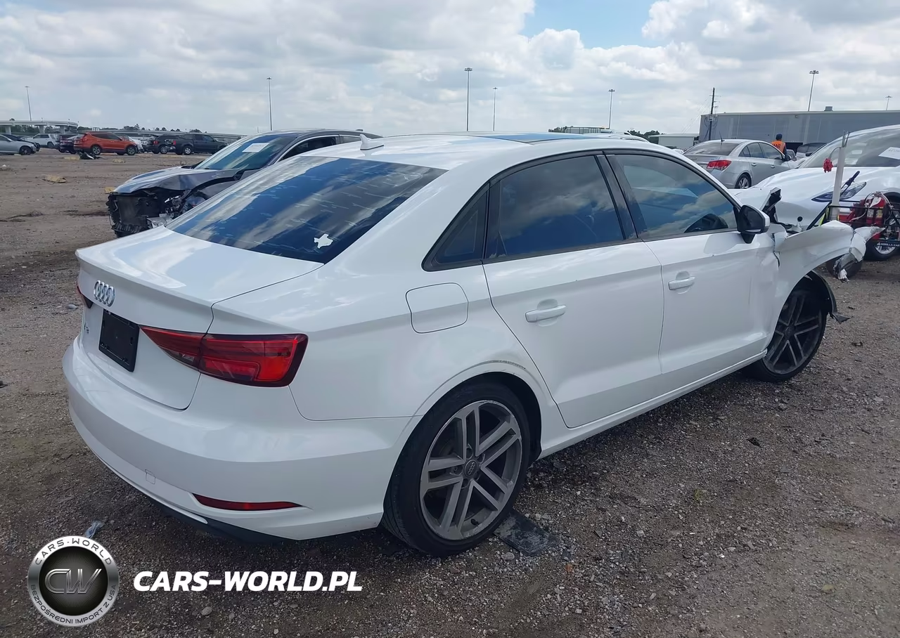 2018 Audi A3 2.0T Premium-2.0T Tech Premium VIN:WAUAUGFF7J1010885 - 4