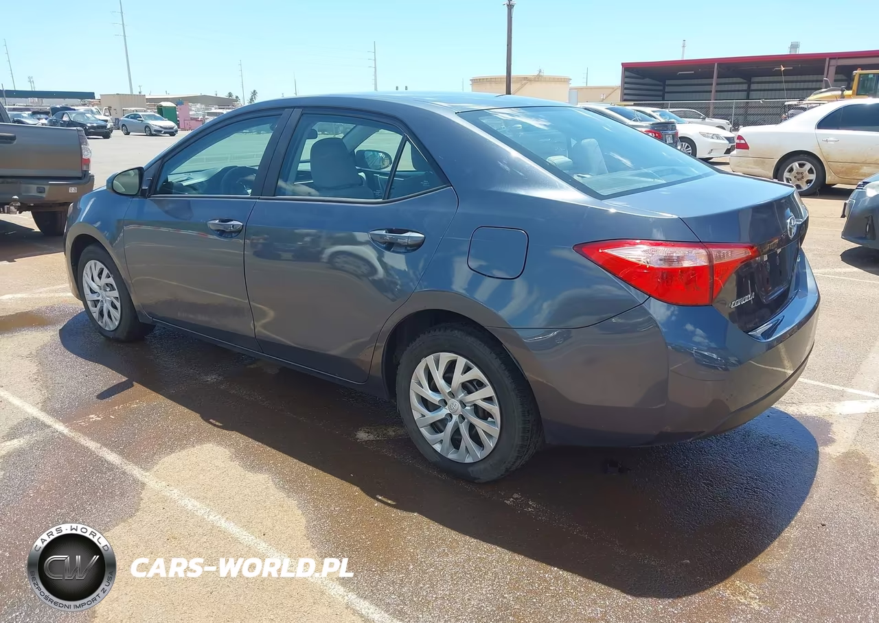 2018 Toyota Corolla Le VIN:5YFBURHE8JP738377 - 3