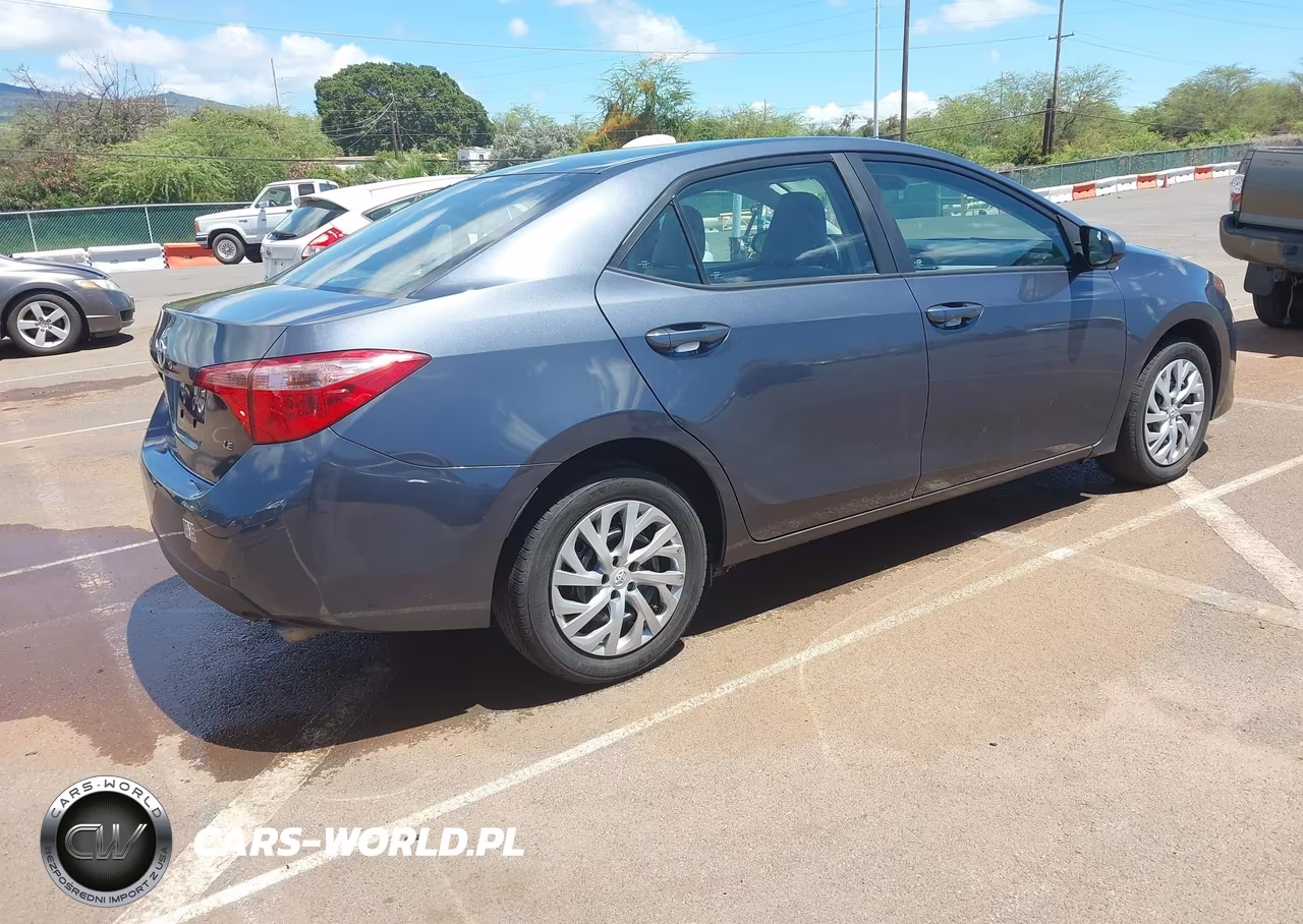 2018 Toyota Corolla Le VIN:5YFBURHE8JP738377 - 4
