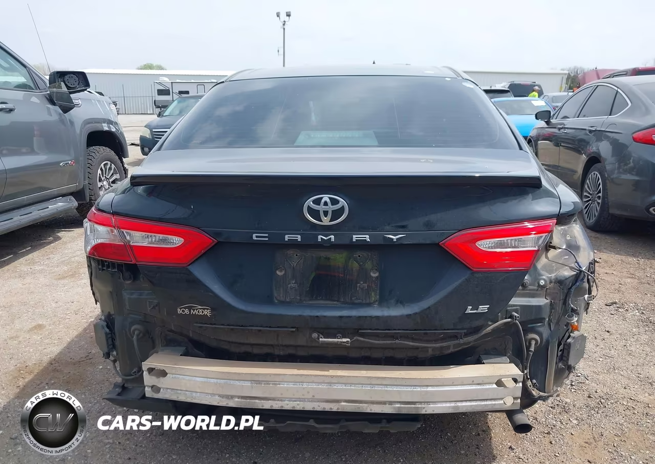 2018 Toyota Camry Le VIN:4T1B11HK2JU611252 - 17