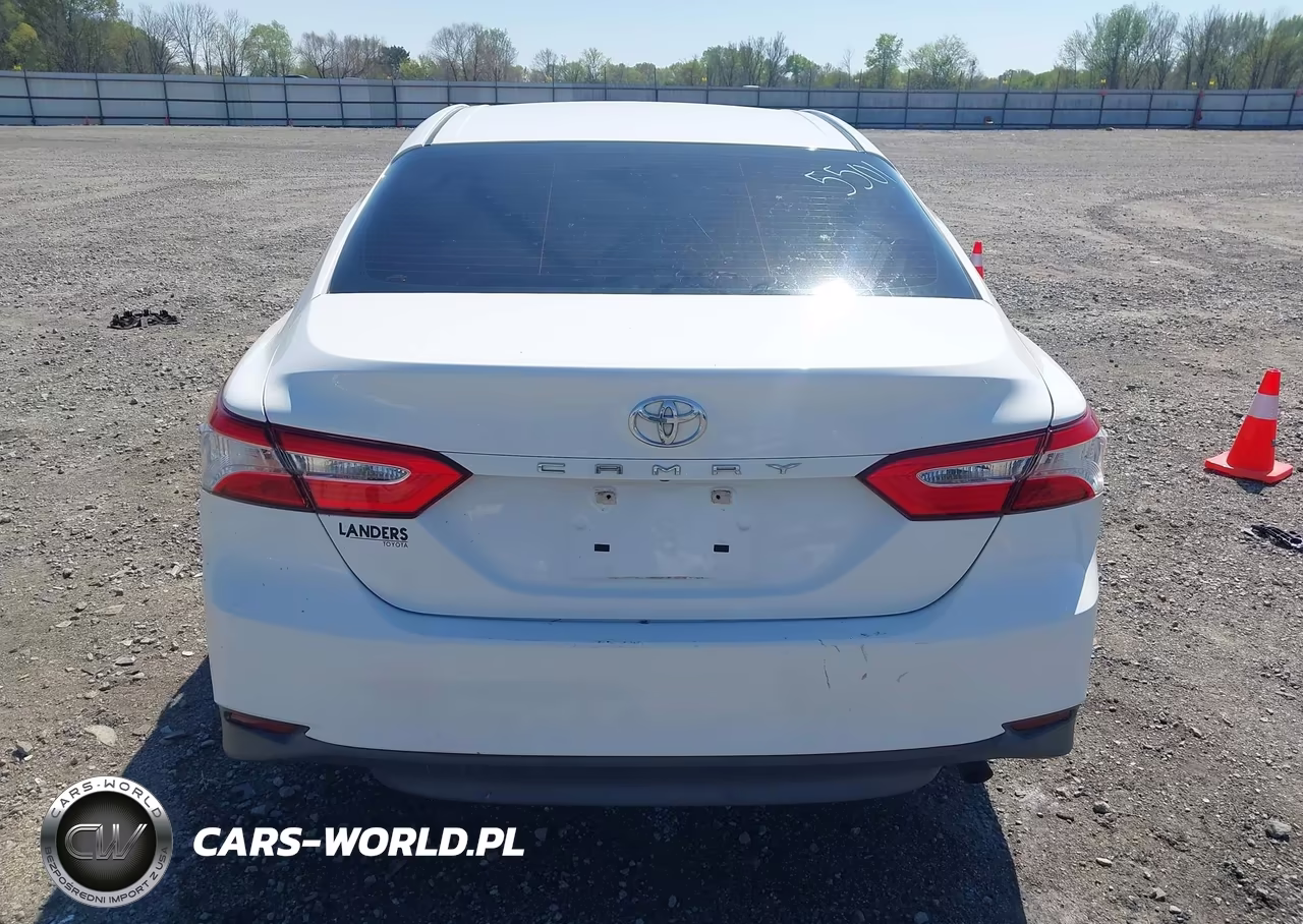 2018 Toyota Camry L VIN:4T1B11HK2JU052284 - 17