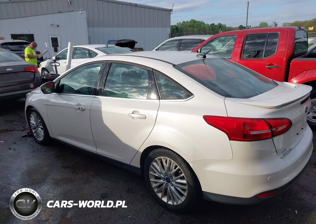 2015 Ford Focus Titanium VIN:1FADP3J26FL200585 - 14