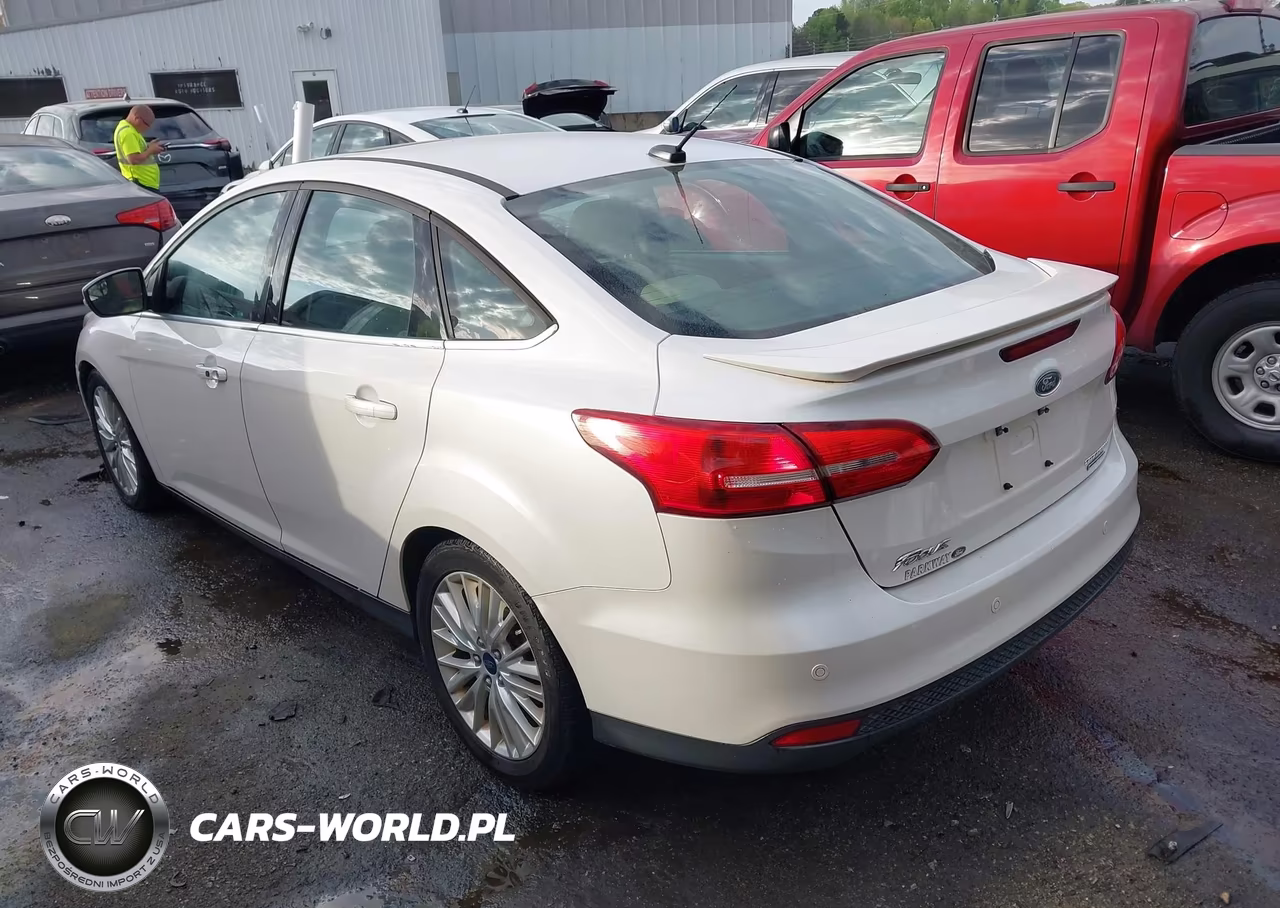 2015 Ford Focus Titanium VIN:1FADP3J26FL200585 - 3
