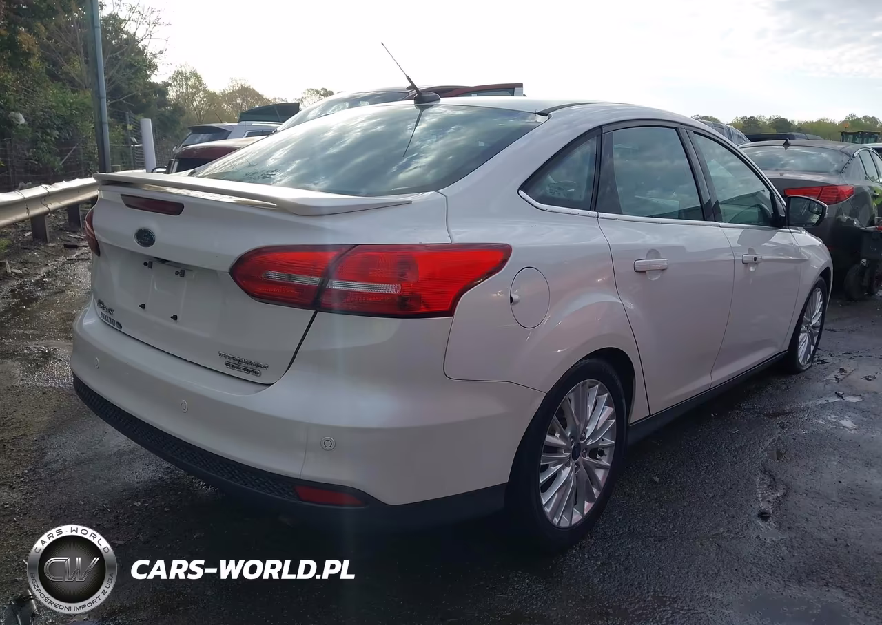 2015 Ford Focus Titanium VIN:1FADP3J26FL200585 - 4