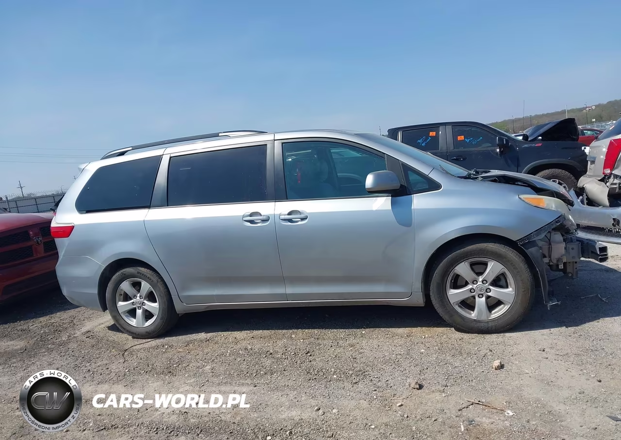 2015 Toyota Sienna Le 8 Passenger VIN:5TDKK3DC9FS599916 - 14