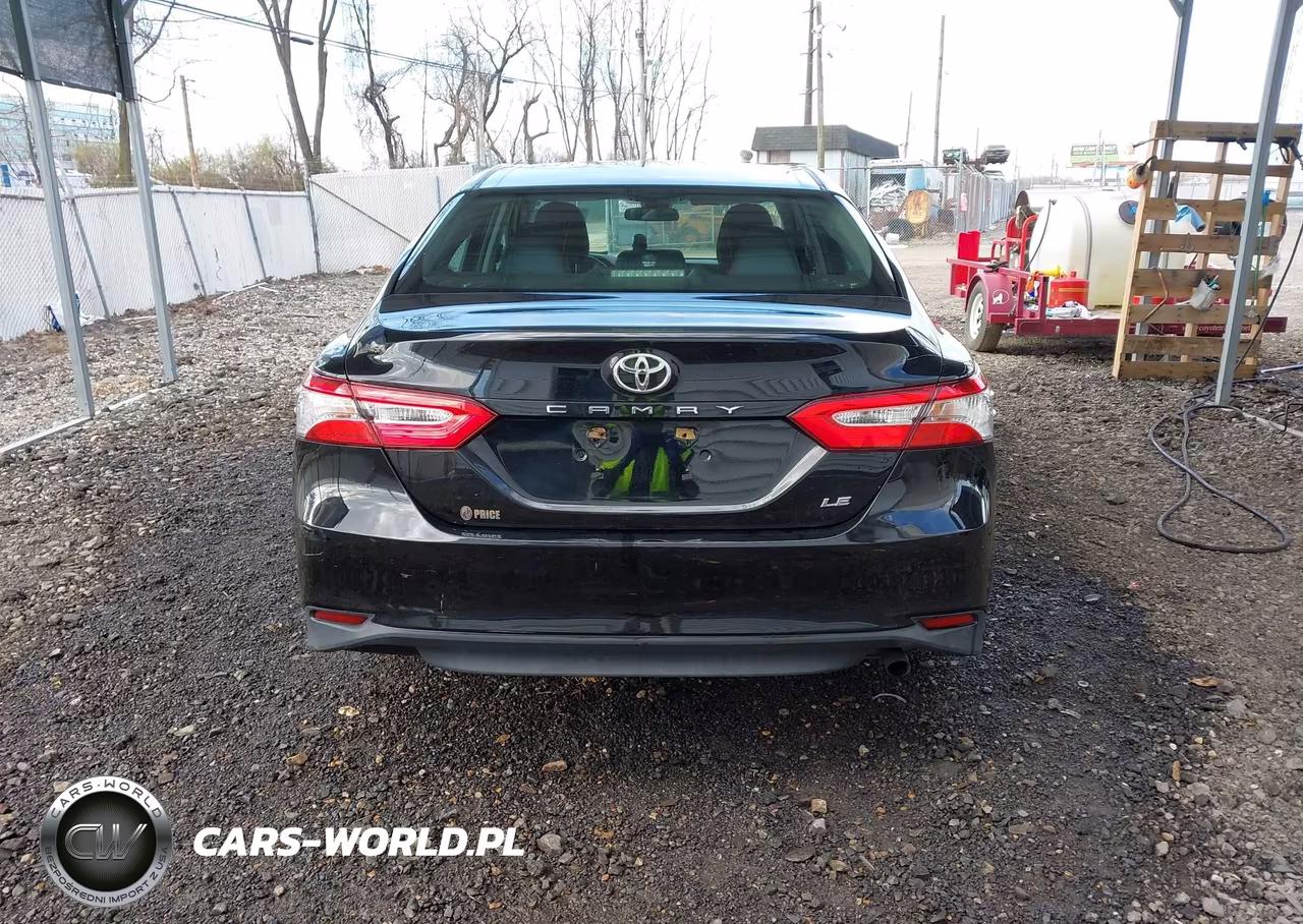 2018 Toyota Camry Le VIN:4T1B11HK9JU613418 - 16