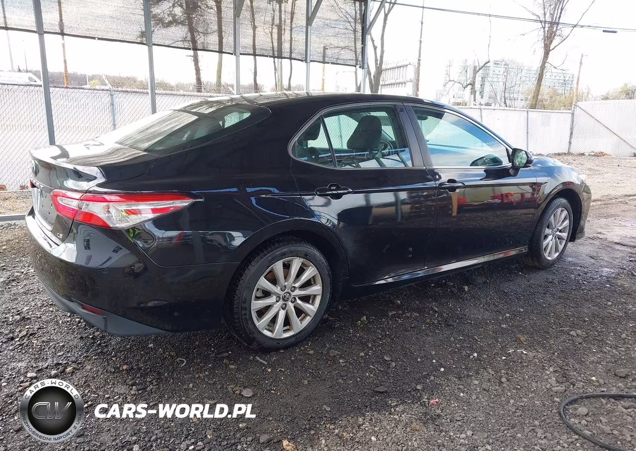 2018 Toyota Camry Le VIN:4T1B11HK9JU613418 - 4