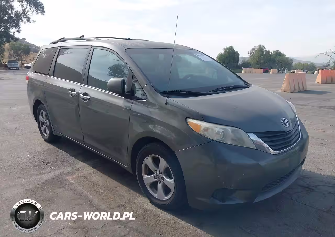 2012 Toyota Sienna Le V6 8 Passenger