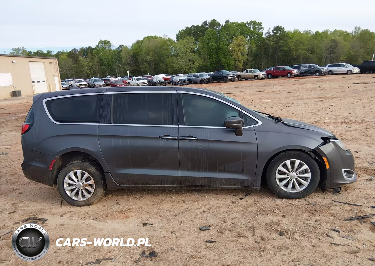 2019 Chrysler Pacifica Touring Plus VIN:2C4RC1FG2KR652099 - 13