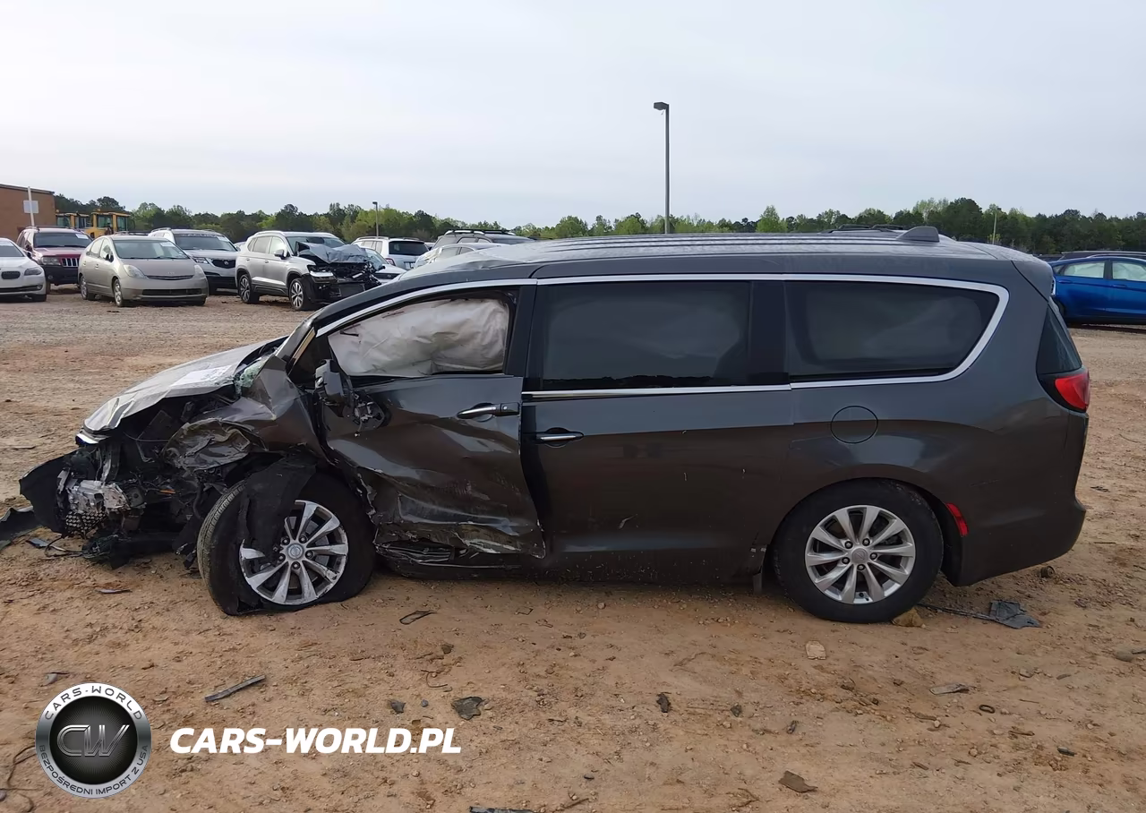 2019 Chrysler Pacifica Touring Plus VIN:2C4RC1FG2KR652099 - 14
