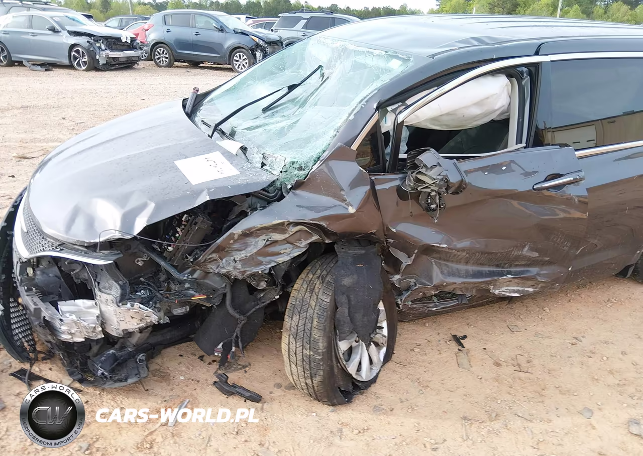 2019 Chrysler Pacifica Touring Plus VIN:2C4RC1FG2KR652099 - 6