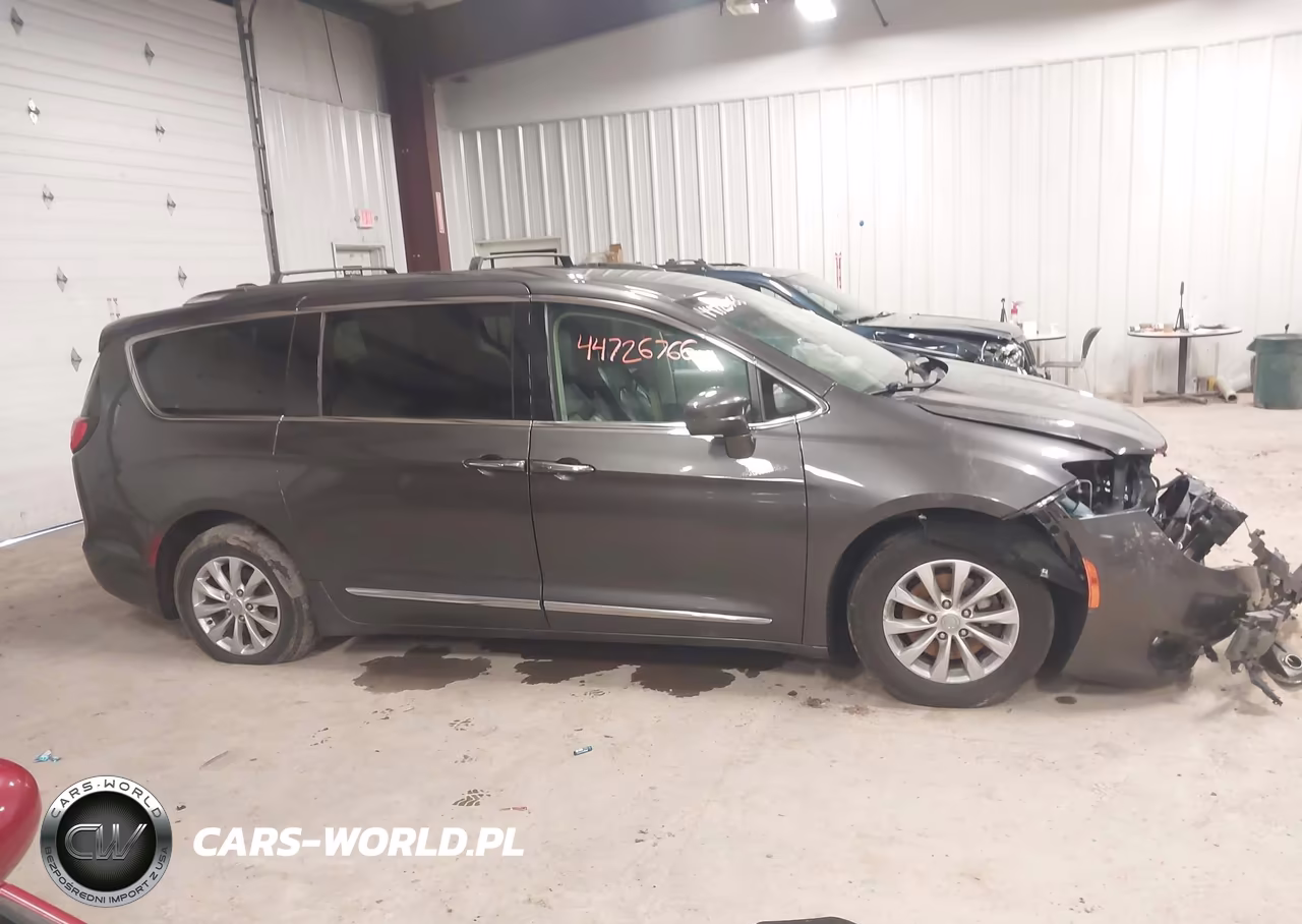 2018 Chrysler Pacifica Touring L VIN:2C4RC1BG0JR211124 - 13