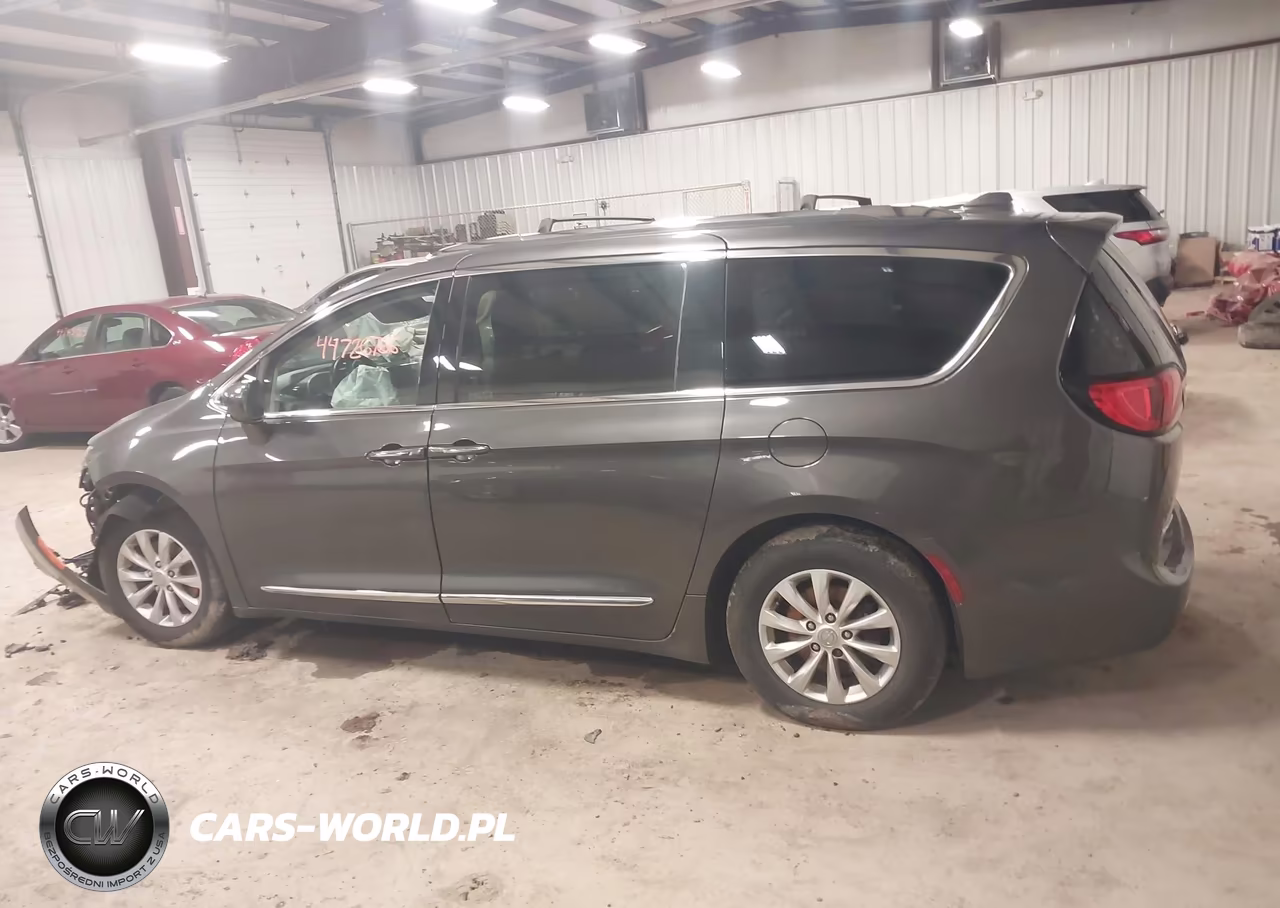 2018 Chrysler Pacifica Touring L VIN:2C4RC1BG0JR211124 - 14
