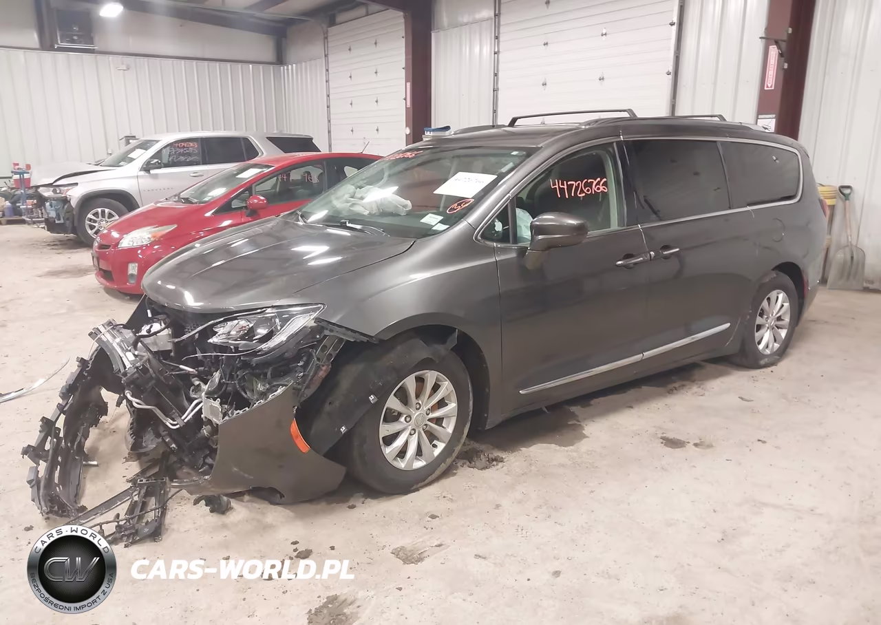 2018 Chrysler Pacifica Touring L VIN:2C4RC1BG0JR211124 - 2