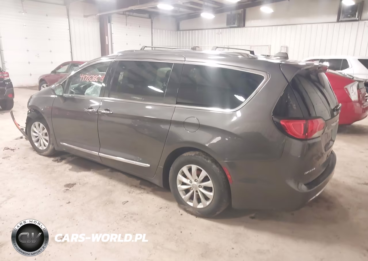 2018 Chrysler Pacifica Touring L VIN:2C4RC1BG0JR211124 - 3