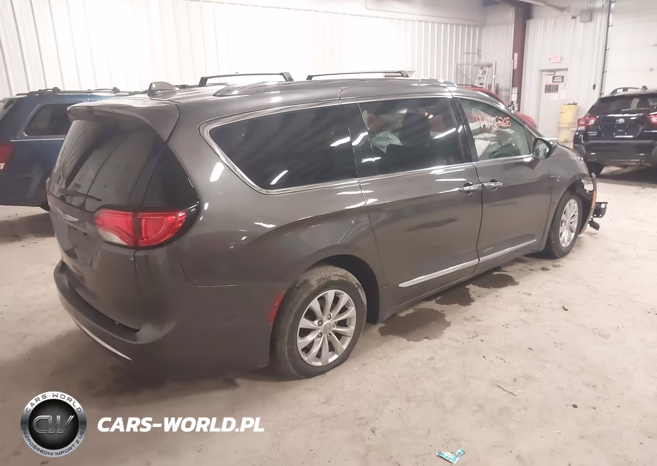 2018 Chrysler Pacifica Touring L VIN:2C4RC1BG0JR211124 - 4