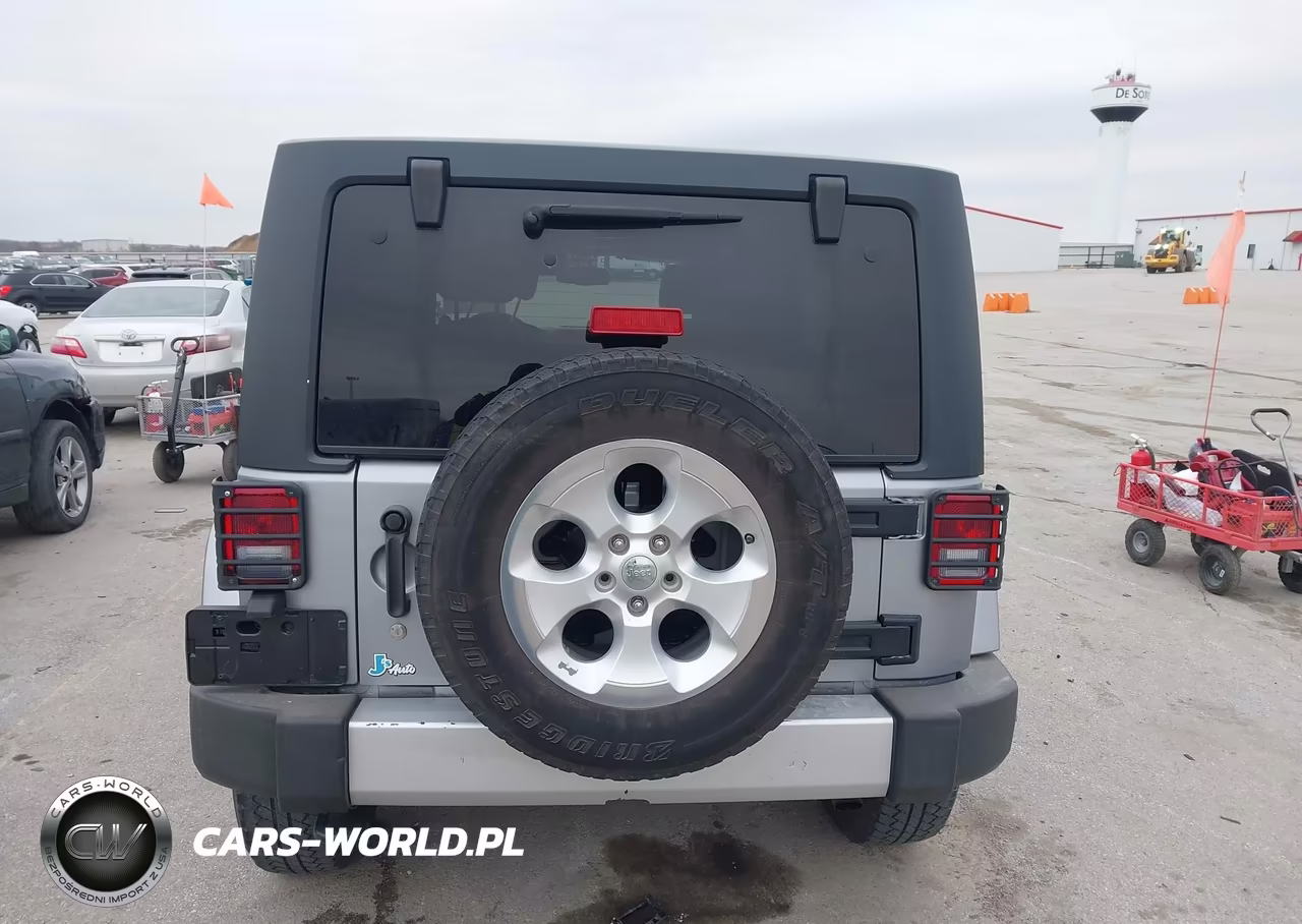 2014 Jeep Wrangler Unlimited Sahara VIN:1C4HJWEG7EL142165 - 16