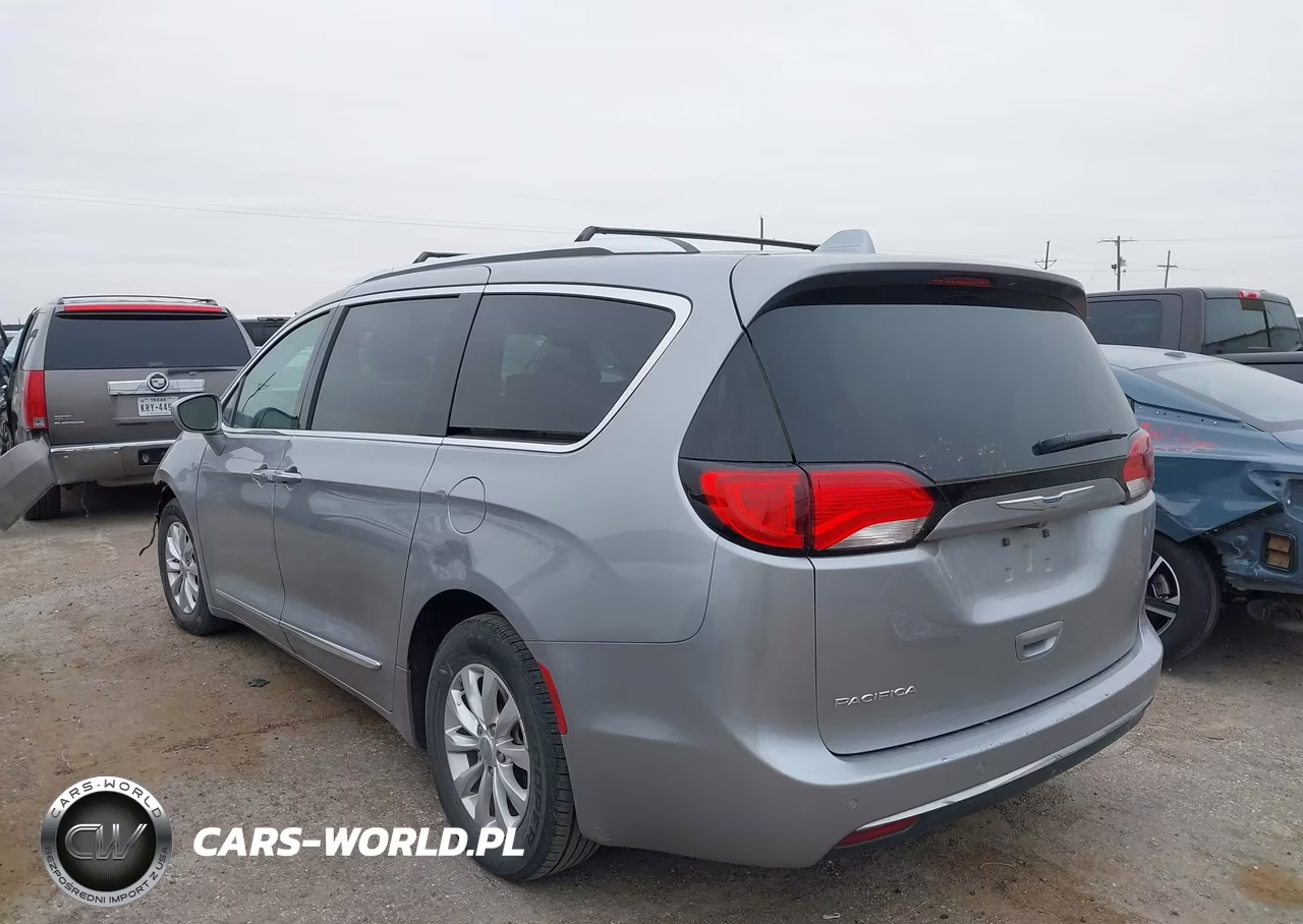 2018 Chrysler Pacifica Touring L VIN:2C4RC1BG2JR142341 - 3