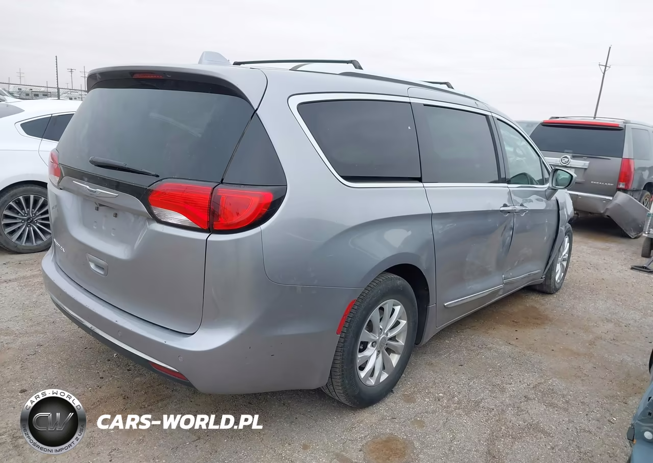 2018 Chrysler Pacifica Touring L VIN:2C4RC1BG2JR142341 - 4