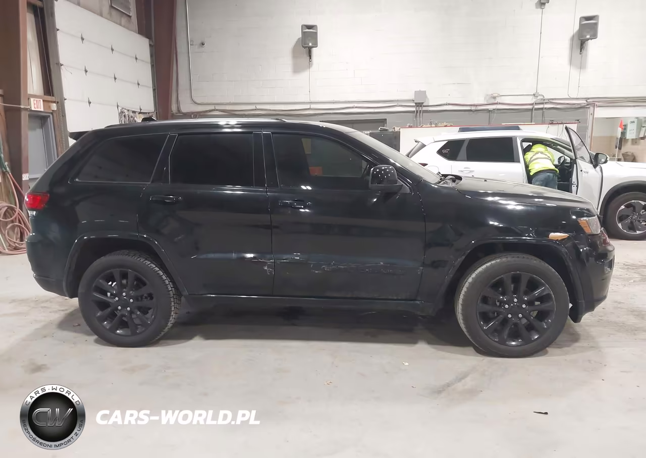 2018 Jeep Grand Cherokee Altitude 4X4 VIN:1C4RJFAG4JC219885 - 13