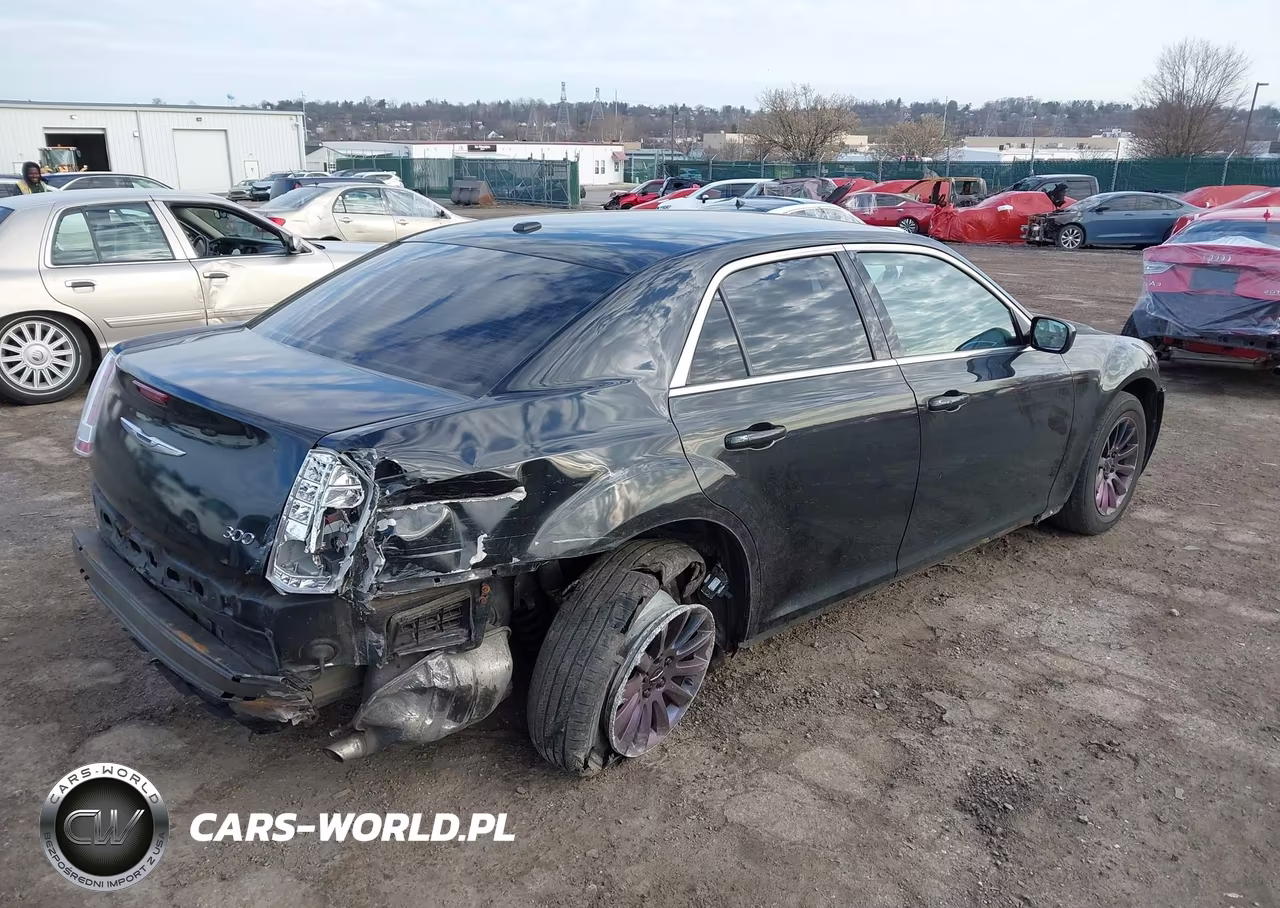2014 Chrysler 300 VIN:2C3CCAAG2EH136093 - 4