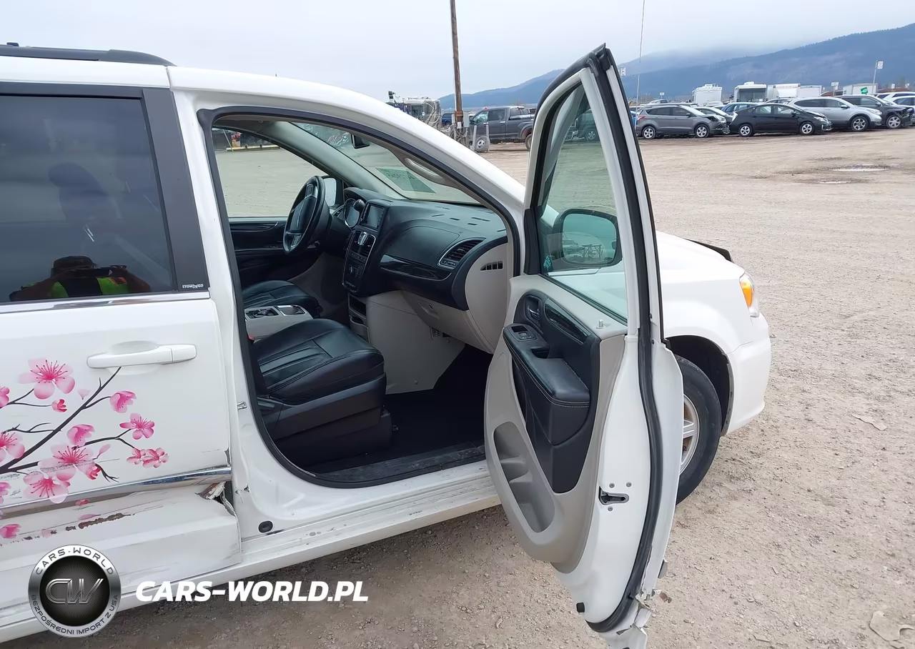 2012 Chrysler Town & Country Touring VIN:2C4RC1BG1CR367885 - 5