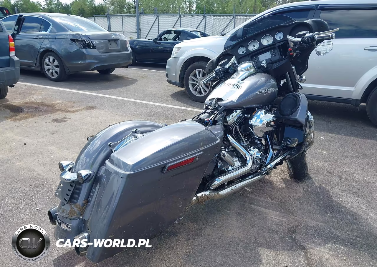 2014 Harley-Davidson Flhx Street Glide VIN:1HD1KBM10EB696043 - 4