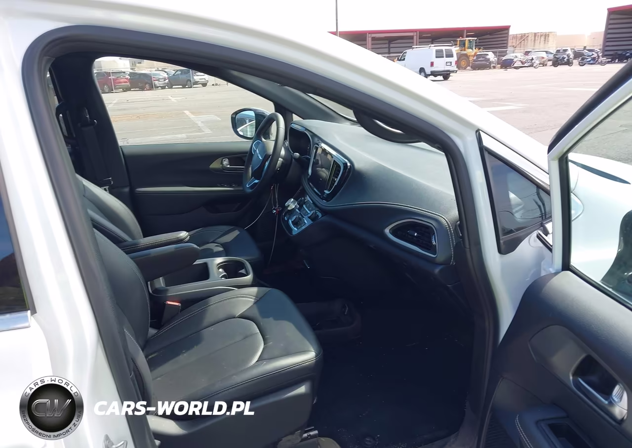 2026 Chrysler Pacifica Select VIN:2C4RC1BG2TR153665 - 5