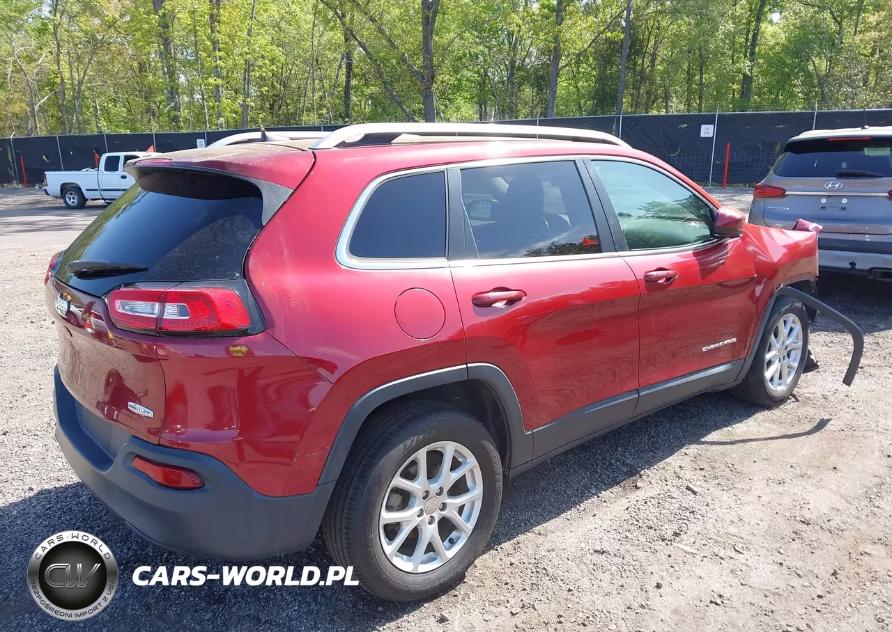 2017 Jeep Cherokee Latitude Fwd VIN:1C4PJLCBXHW572857 - 4