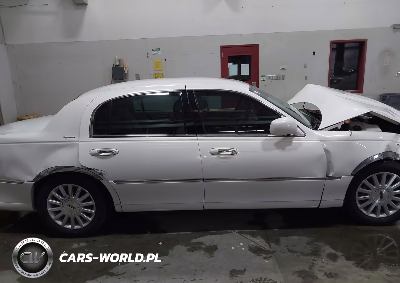 2003 Lincoln Town Car Signature VIN:1LNHM82W23Y623161 - 14