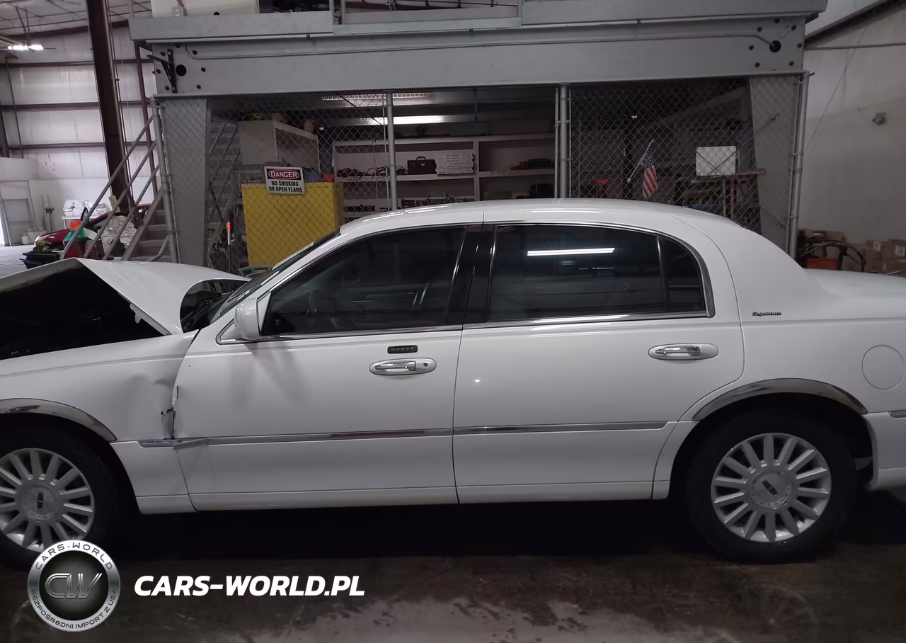 2003 Lincoln Town Car Signature VIN:1LNHM82W23Y623161 - 15