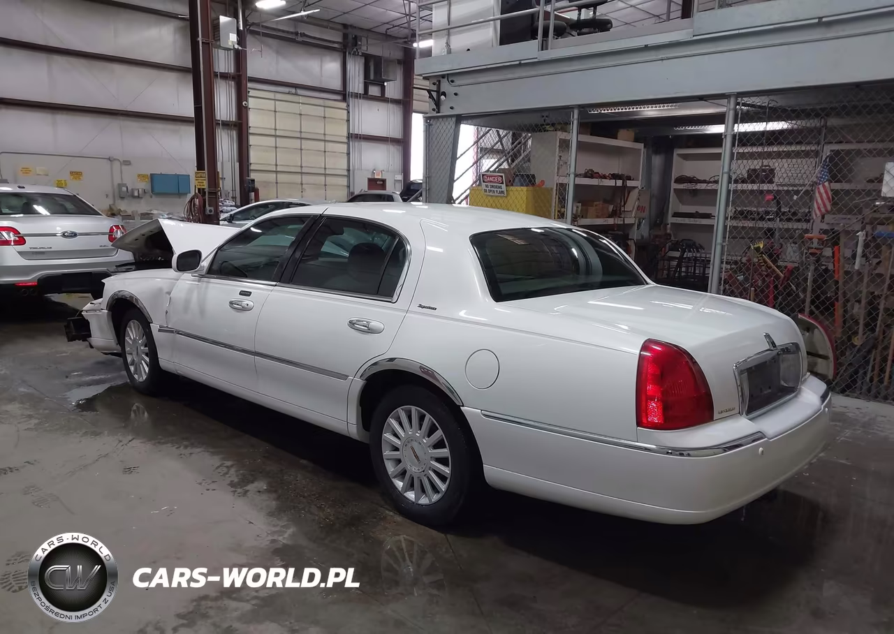 2003 Lincoln Town Car Signature VIN:1LNHM82W23Y623161 - 3