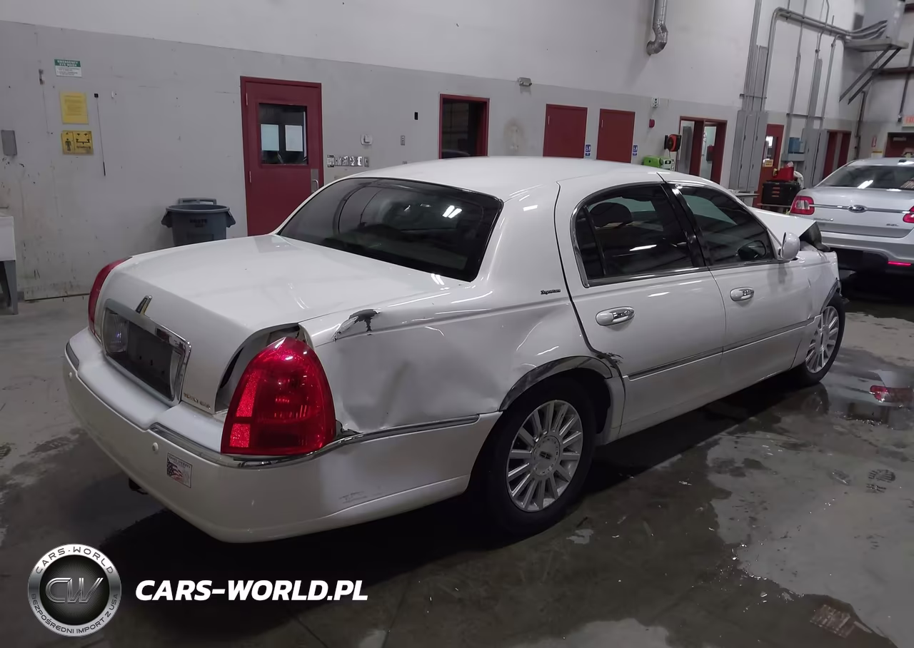 2003 Lincoln Town Car Signature VIN:1LNHM82W23Y623161 - 4