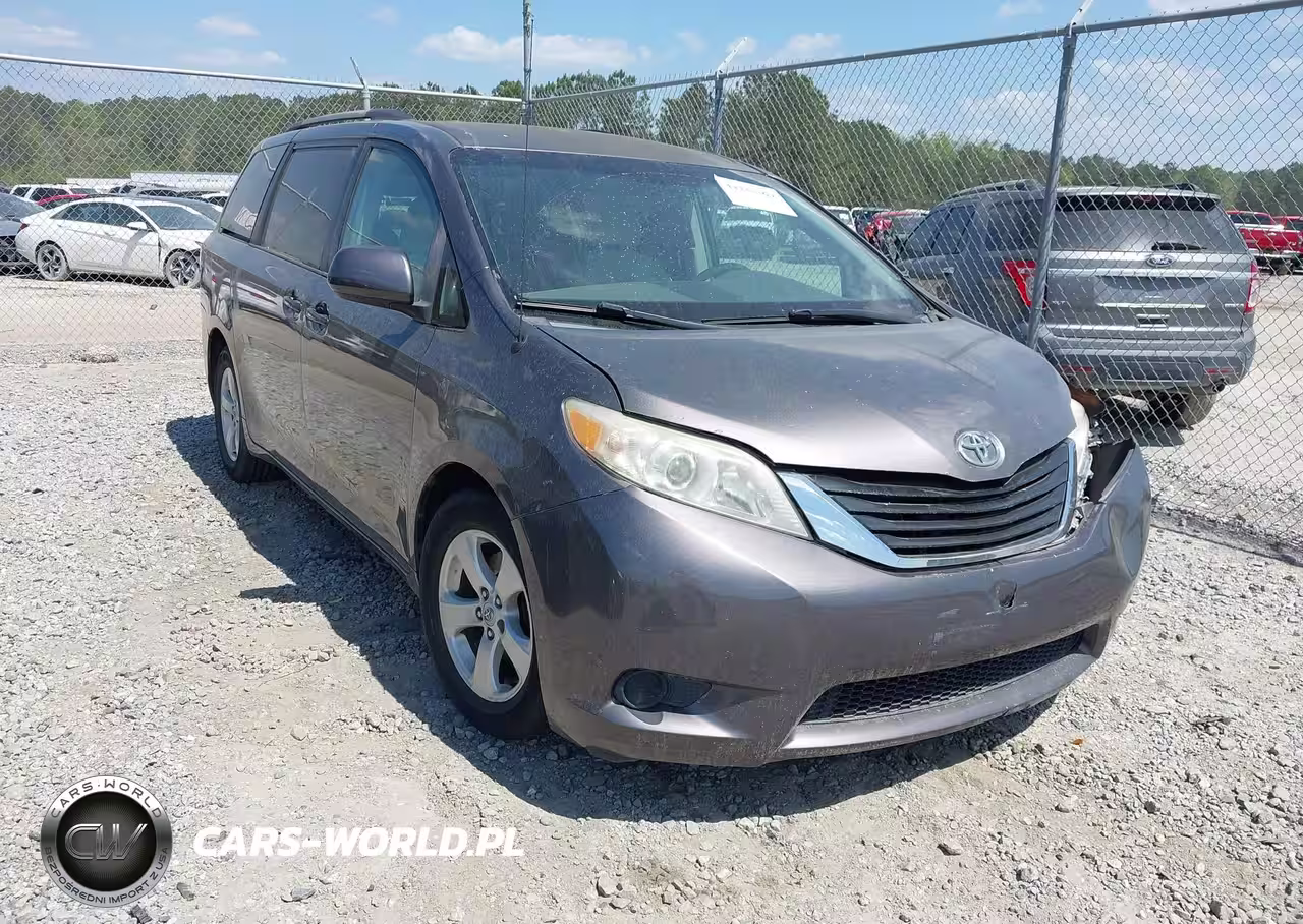2012 Toyota Sienna Le V6 8 Passenger