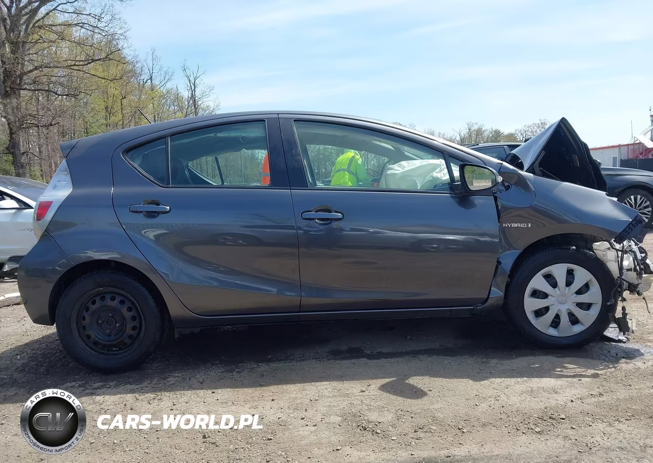 2013 Toyota Prius C Two VIN:JTDKDTB37D1550740 - 14