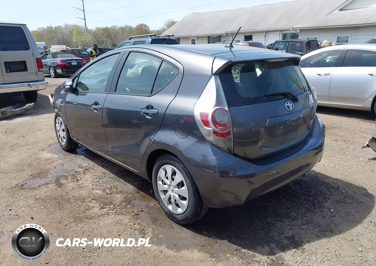 2013 Toyota Prius C Two VIN:JTDKDTB37D1550740 - 3