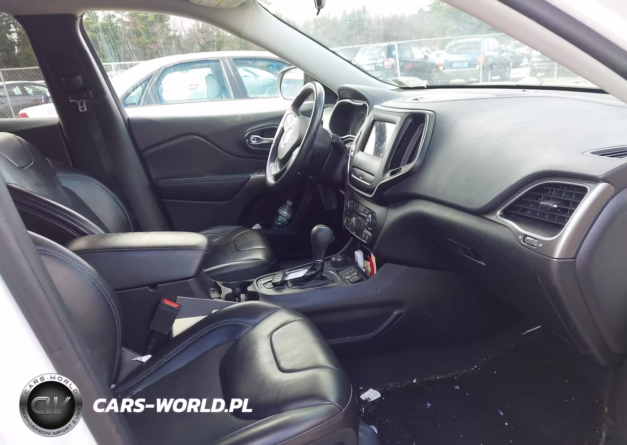 2019 Jeep Cherokee Latitude Plus 4X4 VIN:1C4PJMLB4KD295227 - 5
