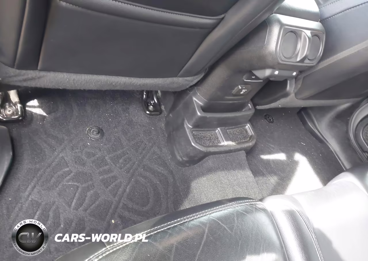 2020 Jeep Wrangler Unlimited Sahara 4X4 VIN:1C4HJXEN3LW106182 - 6