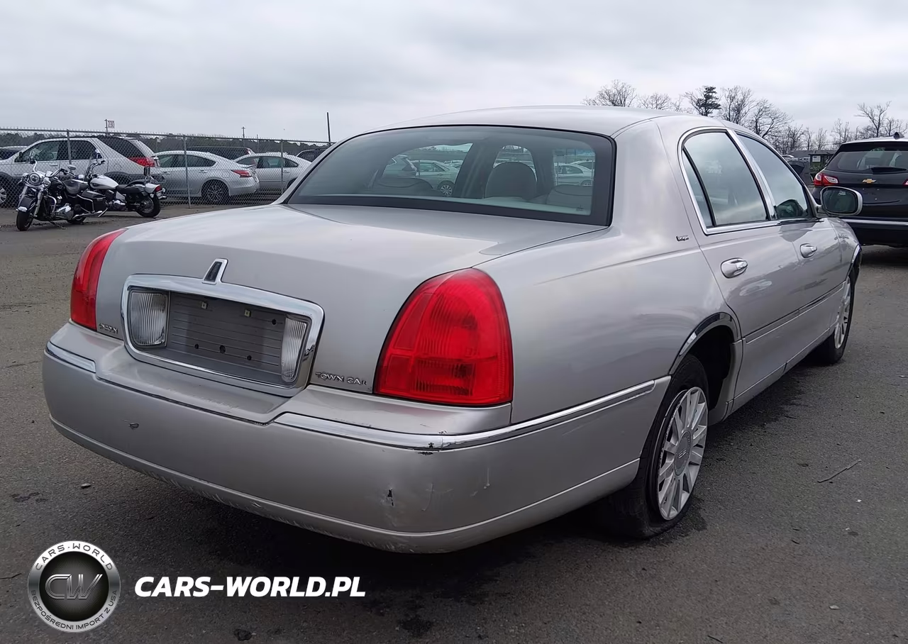 2006 Lincoln Town Car Designer Series VIN:1LNHM83W96Y609471 - 4