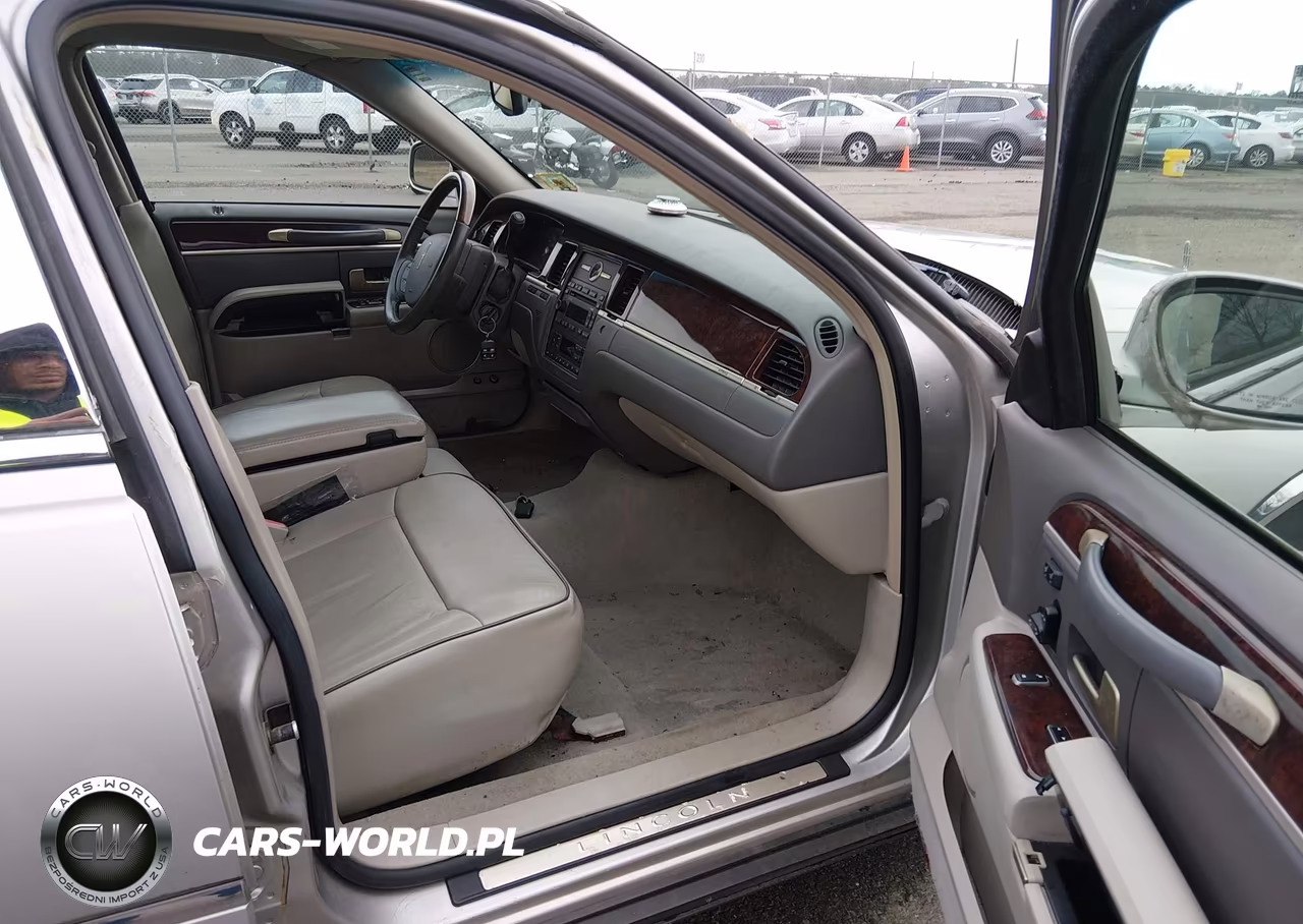 2006 Lincoln Town Car Designer Series VIN:1LNHM83W96Y609471 - 5