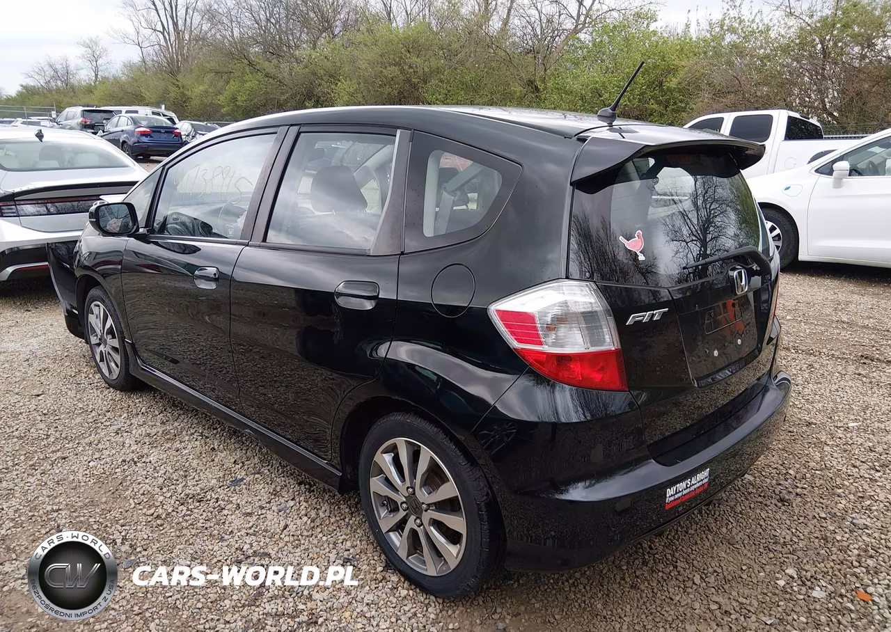 2013 Honda Fit Sport VIN:JHMGE8G50DC052876 - 3