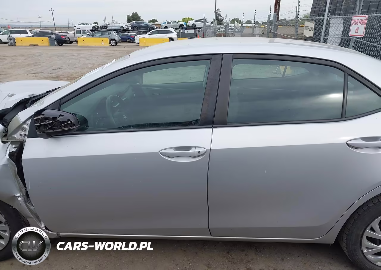 2018 Toyota Corolla Le VIN:5YFBURHEXJP758971 - 15