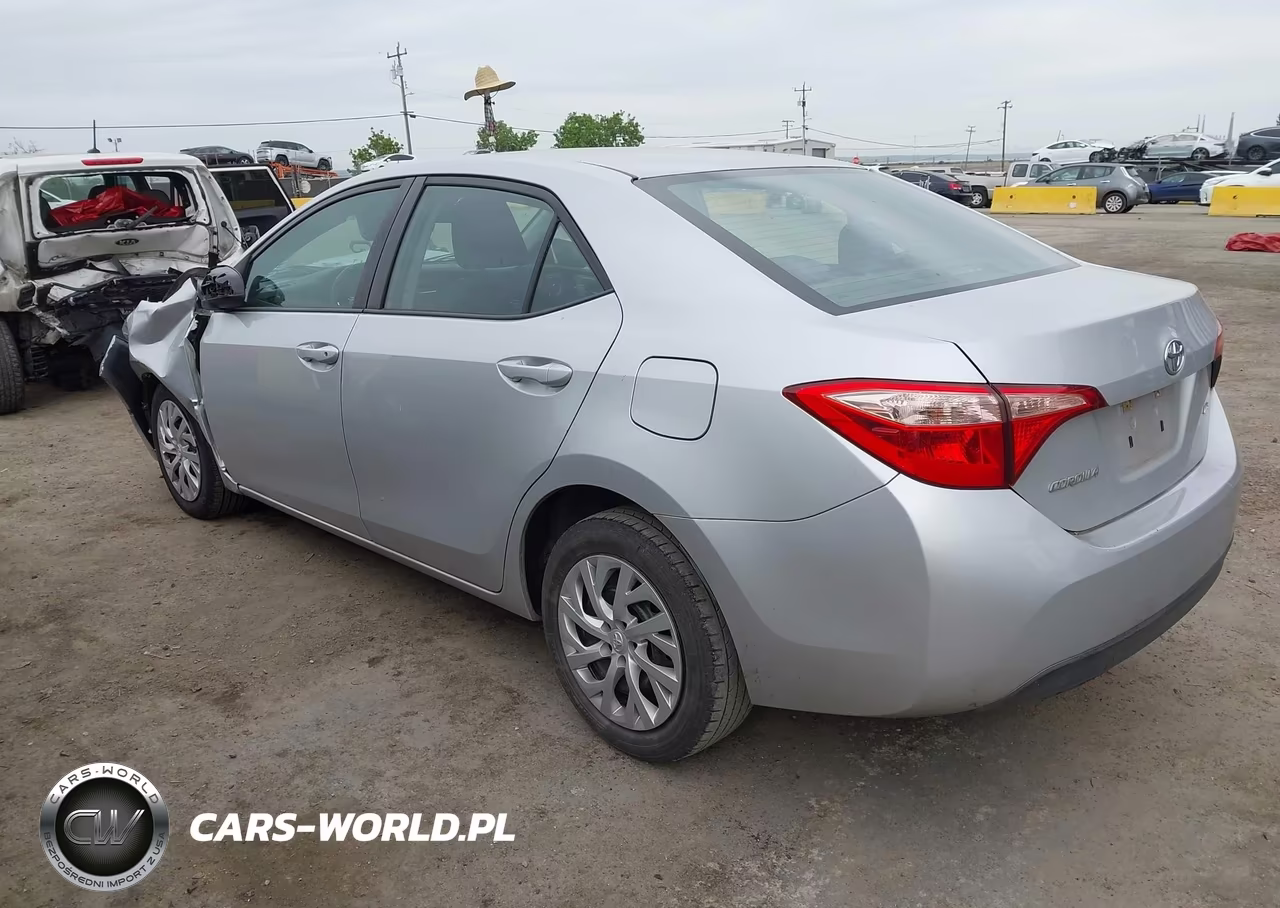 2018 Toyota Corolla Le VIN:5YFBURHEXJP758971 - 3
